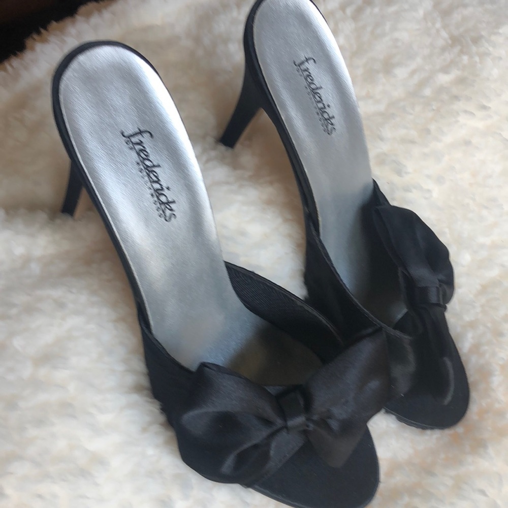 Black Satin Heels. NWOT Sz8